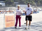 Luma de Oliveira caminha com personal trainer na orla do Rio