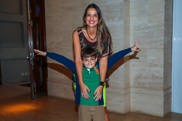 Luciana Cardoso (esposa de Faustao) com o filho Rodrigo (Foto: Manuela Scarpa / Photo Rio News)