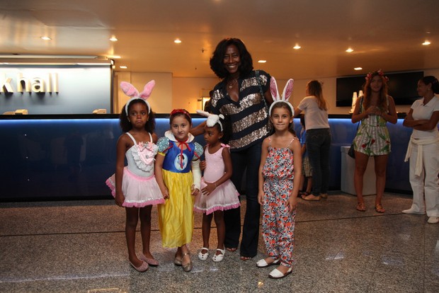Glória Maria com as filhas em show de Anitta (Foto: Claudio Andrade / Foto Rio News)