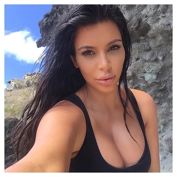 Kim Kardashian aparece decotada em foto (Foto: Reprodução/Instagram)