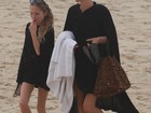 Kate Moss começa o dia curtindo a praia com a filha no Rio