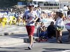 Reynaldo Gianecchini curte domingo de sol correndo na orla do Rio
