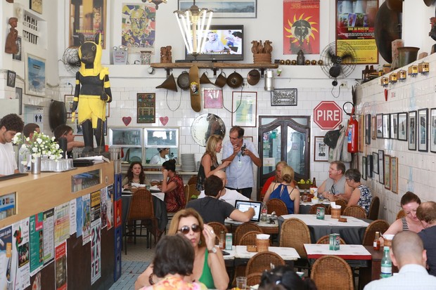 Kate Moss no bar do Mineiro em Santa Teresa, RJ (Foto: Dilson Silva / Agnews)