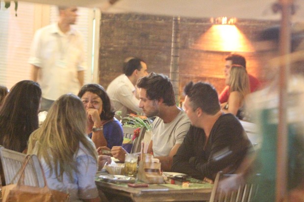 Ex-BBB Eliéser com amigos em restaurante na Zona Oeste do Rio (Foto: Delson Silva/ Ag. News)