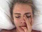 Cara Delevingne posta foto chupando dedo na cama: 'Noite épica'