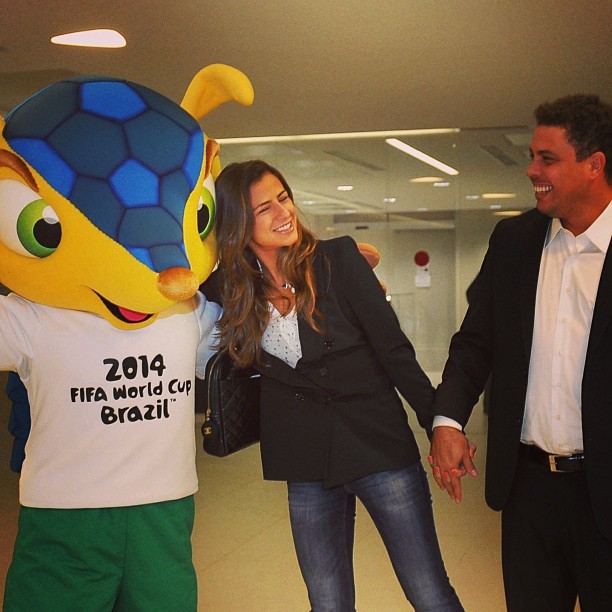 Ronaldo e Paula Morais com o mascote da copa (Foto: Instagram / Reprodução)