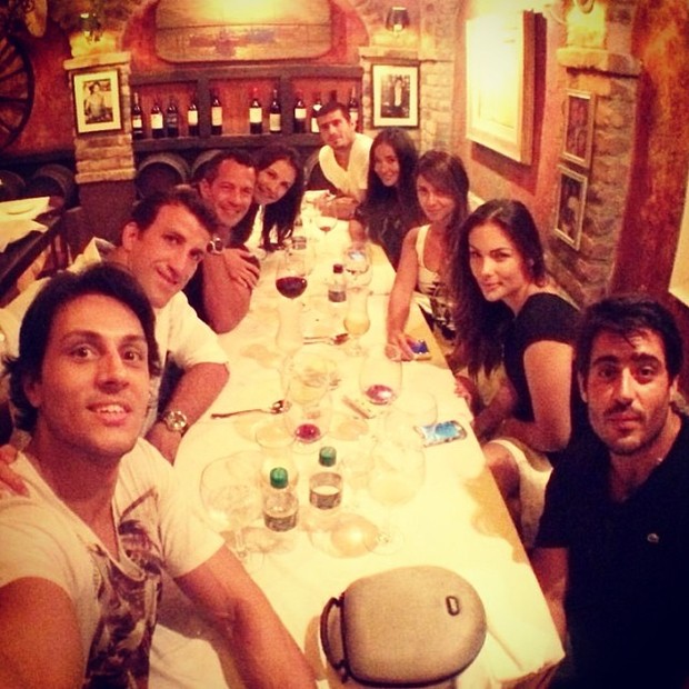 Malvino Salvador com a namorada, Kyra Gracie, e amigos em um restaurante na Zona Oeste do Rio (Foto: Instagram/ Reprodução)