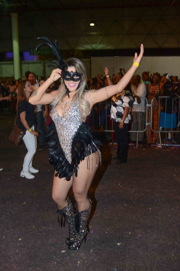 Vestida de melindrosa, Vanessa do BBB 14 participa de festa de lançamento do CD Carnaval 2015 (Foto: Leo Franco / AgNews)