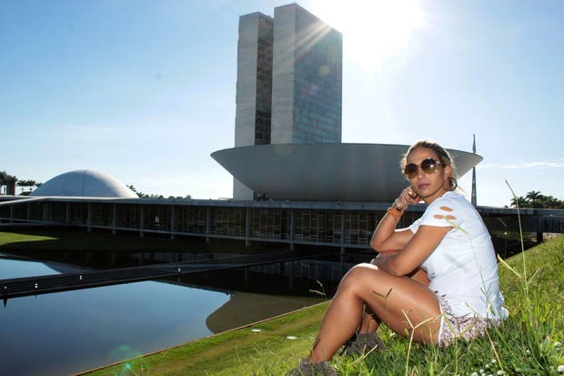 Em Brasília, Valesca Popozuda posa de shortinho em frente ao Palácio do Planalto (Foto: Leandro Pardal/ AgNews)