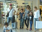 Márcio Garcia embarca com a família em aeroporto do Rio