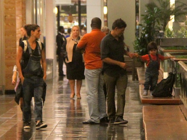 Cynthia Howlett e Eduardo Moscovis com os filho Rodrigo em shopping no Rio (Foto: Daniel Delmiro/ Ag. News)
