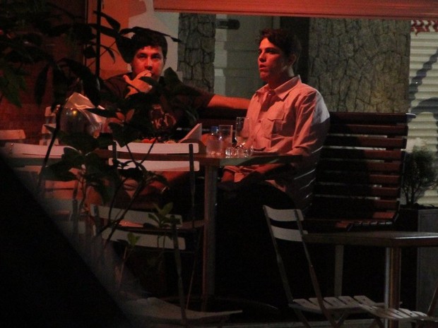 Rômulo Neto com amigo em restaurante no Rio (Foto: Rodrigo dos Anjos/ Ag. News)