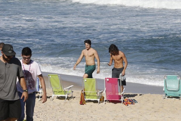 Nicolas Prattes grava Malhação na praia (Foto: AgNews)