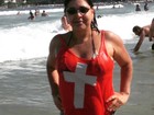 Roberta Miranda posa como salva-vidas e provoca na web
