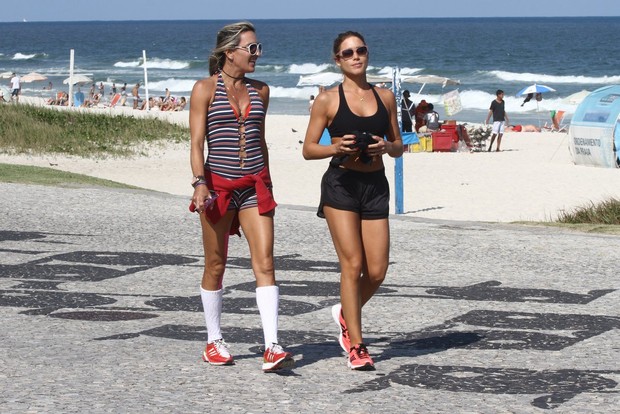 Bia Feres caminhando na orla com a professora de dança (Foto: Marcos Ferreira / FotoRioNews)