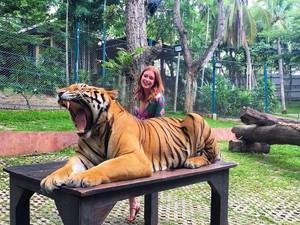 Marina Ruy Barbosa durante viagem à Tailândia com tigre (Foto: Reprodução / Instagram)