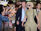 Lady Gaga é recepcionada por fãs em aeroporto de Tóquio, no Japão