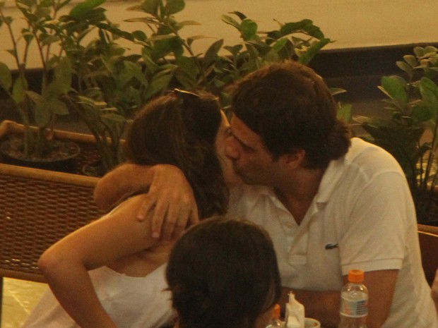 Vanessa Giácomo com o namorado em shopping do Rio (Foto: Daniel Delmiro / AgNews)