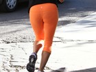 Eva Longoria exibe celulites com calça justinha durante corrida