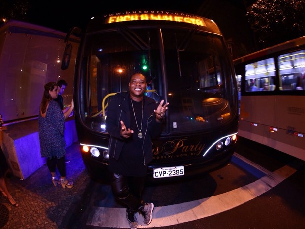 MC Sapão em festa dentro de ônibus no Rio (Foto: Raphael Mesquita/ Divulgação)
