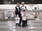 Wesley Safadão viaja para Miami com família usando camiseta personalizada
