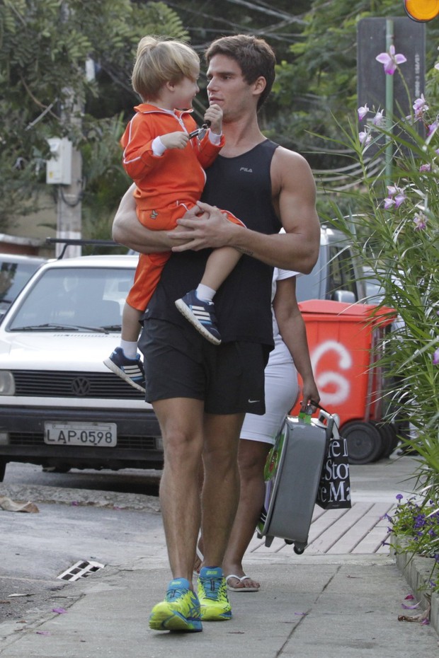 Jonatas Faro e filho Guy (Foto: Delson Silva / Agnews)