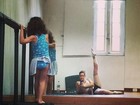 Letícia Spiller faz abertura de pernas impressionante em aula com a filha