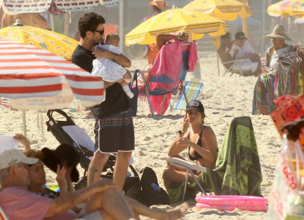  Erika Mader com o marido e a filha na praia do Leblon (Foto: J.Humberto \ AgNews)