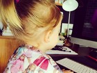 Angélica posta foto de Eva no computador: 'Checando os e-mails'