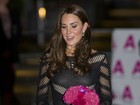 Kate Middleton aposta em vestido com recortes avaliado em quase R$ 2 mil