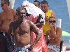 Romário curte praia com namorada no Rio