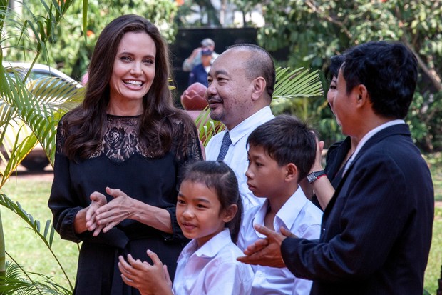 Angelina Jolie na pré-estreia de seu novo filme, First They Killed My Father, no Camboja (Foto: Getty Images)