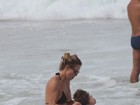Letícia Birkheuer curte dia de praia com o filho no feriado