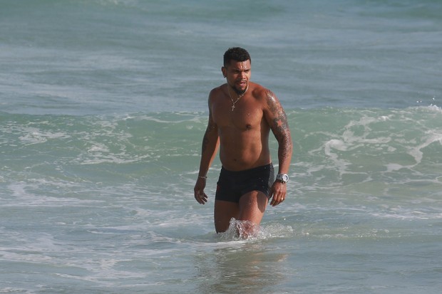 Naldo Benny  na praia (Foto: Dilson Silva / Agnews)