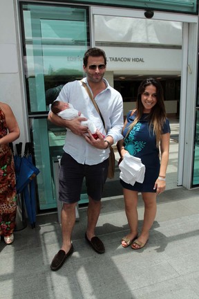 Henri Castelli deixa a maternidade com a namorada e filha, Maria eduarda (Foto:  Orlando Oliveira / AgNews)