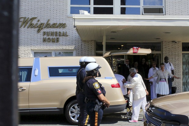 Caixão com o corpo de Bobbi Kristina é retirado do carro fúnebre (Foto: Reuters)