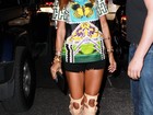 Rihanna usa sandália gladiadora de R$ 7 mil para jantar em Nova York