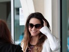 Fernanda Machado aparece sorridente em aeroporto após cirurgia