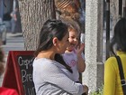 Mila Kunis exibe o barrigão de grávida com look despojado em Los Angeles