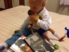 Filho de Neymar posa cercado de presentes que ganhou do pai