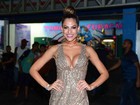 Mari Gonzalez usa vestido decotado e curtinho em noite de samba