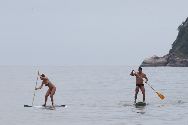 Yuri e a namorada, Angela Sousa, fazem stand up paddle no RJ (Foto: Wallace Barbosa/AgNews)