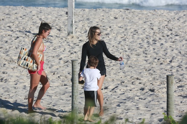 Cristiane Dias com o filho na praia (Foto: Dilson Silva / Agnews)
