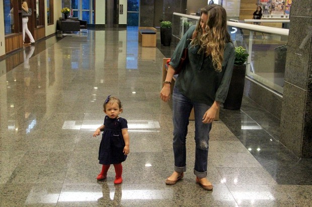 Bianca Castanho com a filha em shopping do Rio (Foto: Marcus Pavão / AgNews)