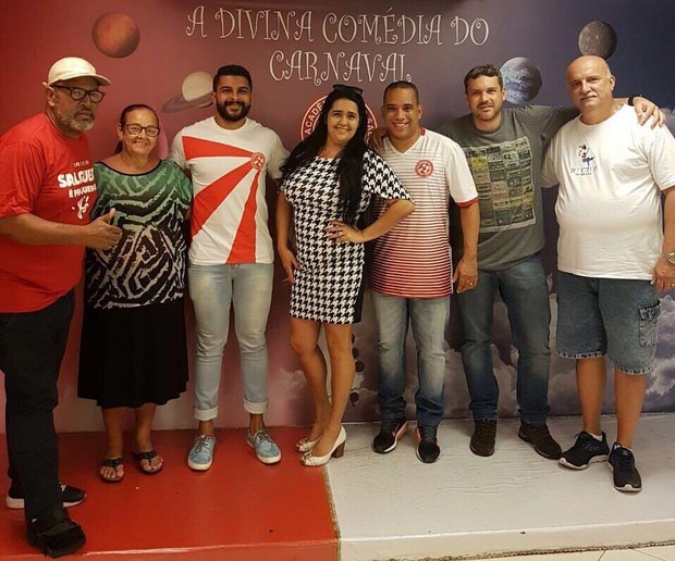 REgina Celi posa com sua equipe de carnaval (Foto: Divulgação/Divulgação)