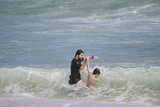 Murilo Benício na praia com o filho (Foto: Dilson Silva / AgNews)