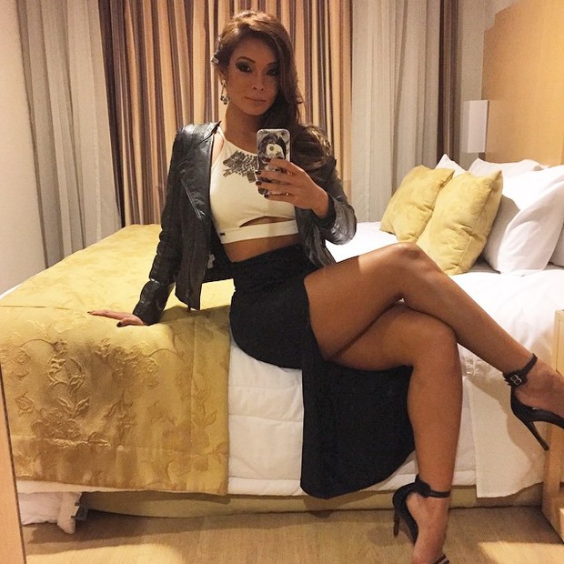 Carol Nakamura exibe as pernas em selfie (Foto: Instagram/ Reprodução)