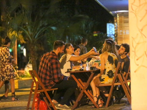 Priscila Fantin e o marido, Renan Abreu, com Samara Felippo e amigos em restaurante na Zona Sul do Rio (Foto: Ag. News)
