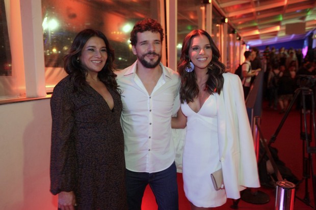 Dira Paes, Daniel de Oliveira e Mariana Rios em pré-estreia de filme na Zona Sul do Rio (Foto: Isac Luz/ EGO)