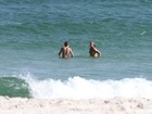 Marcello Novaes curte praia com o filho caçula no dia do seu aniversário